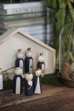 92098-00 Julekrybbe med 7 træfigurer fra Ib Laursen ved blomst - Tinashjem
